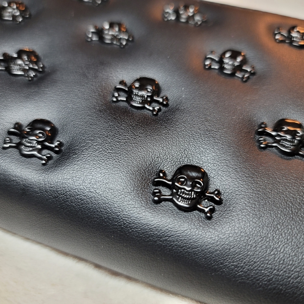 Betsy Johnson NWT Skull Wristlet | Wallet